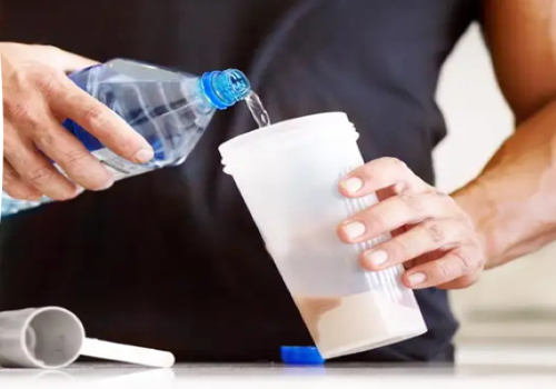 man_making_a_protein_shake_with_water